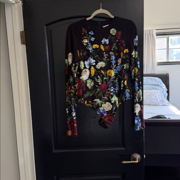 Alice + Olivia
Olea Crewneck Long
Sleeve Bodysuit‼️‼️ - Picture 8 of 11